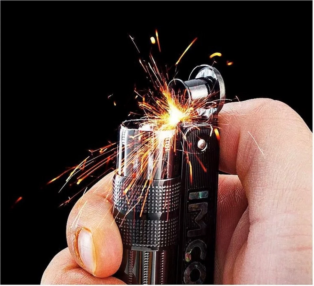 Merkloos Aansteker Metaal In De Kleur Silver Op Benzine - Afbeelding 4