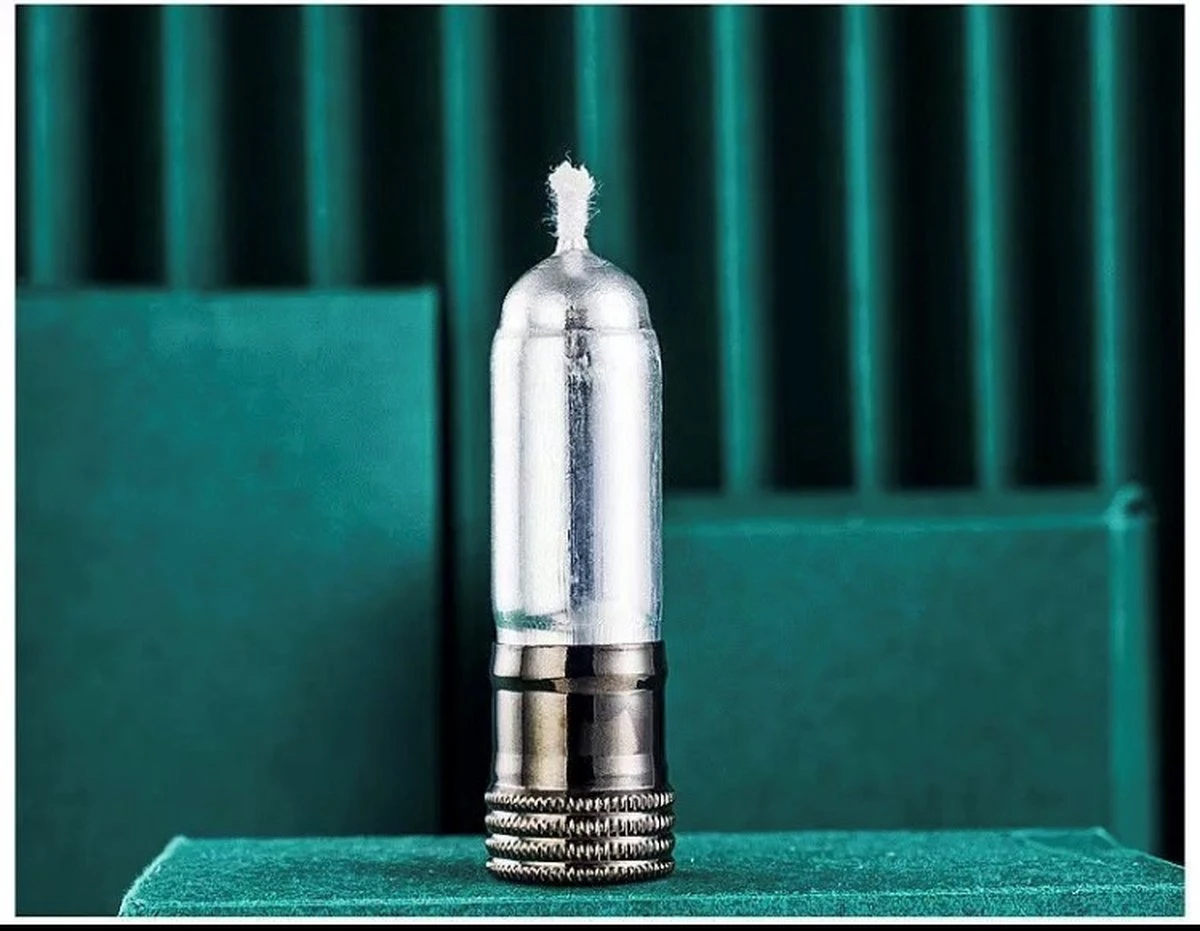 Merkloos Aansteker Metaal In De Kleur Silver Op Benzine - Afbeelding 3